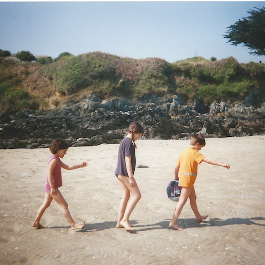 3 enfants à la plage